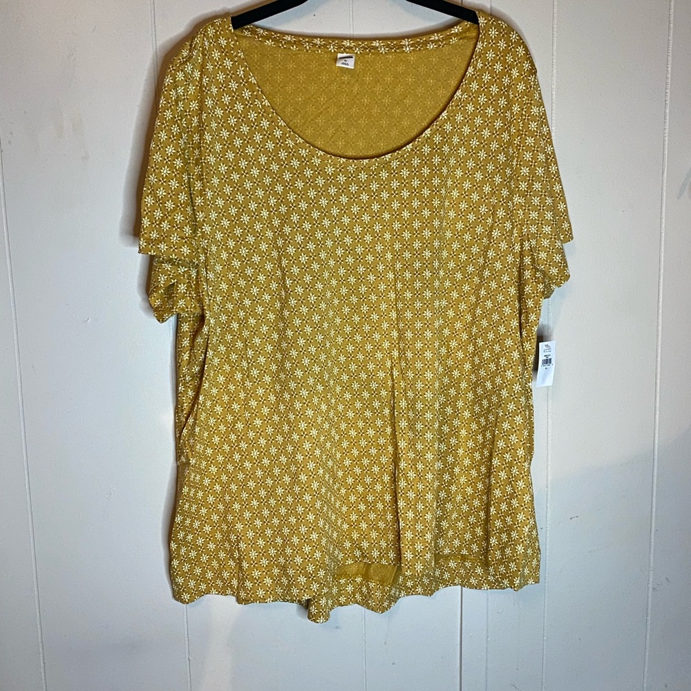 NWT scoopneck tee